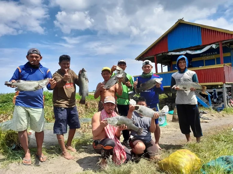 Mawardi (người đứng thứ hai từ trái sang) và các thành viên trong nhóm của ông ở Pinrang, phía Nam Sulawesi
