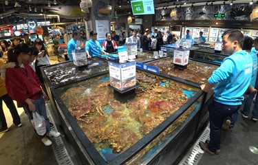 Theo một giám đốc marketing ở Thượng Hải, giá bán lẻ thủy sản ở Trung Quốc đã tăng 10% vào nửa cuối năm 2021.