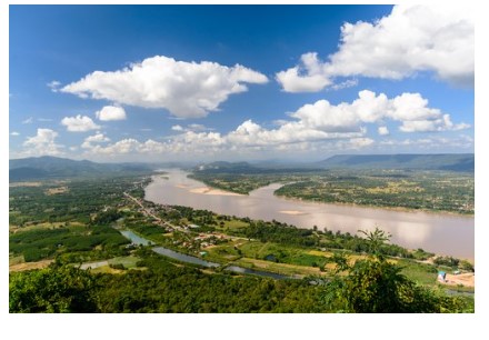 Hằng năm, theo chu kỳ tự nhiên, nước biển len lỏi vào dòng sông Mê Kông trong mùa khô.